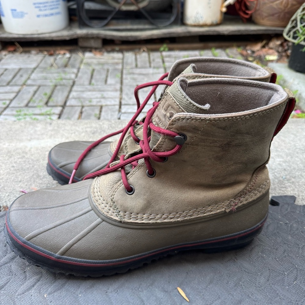 Men's  UGG Zetik Waterproof Duck Boots. Us10.5 Good condition